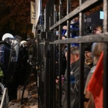 Σκηνή πολιτικής κρίσης στην Πολωνία με σημαία και συγκεντρωμένους…