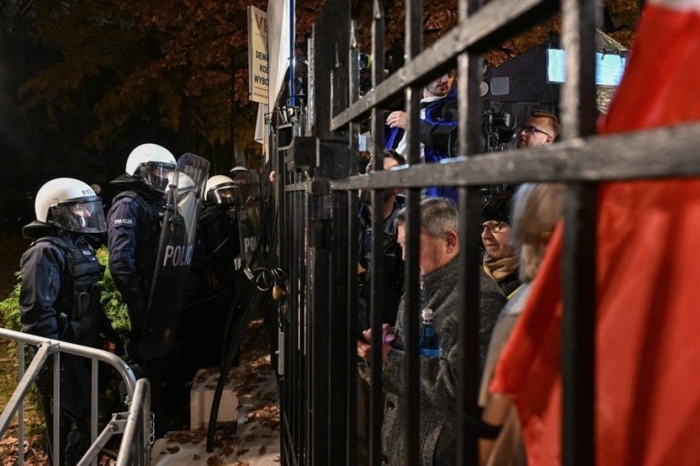Σκηνή πολιτικής κρίσης στην Πολωνία με σημαία και συγκεντρωμένους…