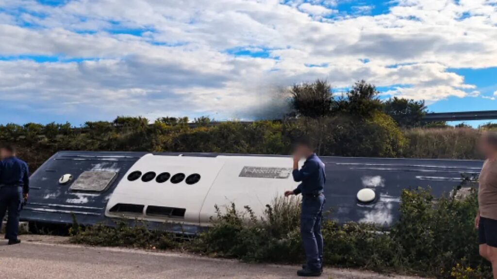 Εκτροπή λεωφορείου του Πολεμικού Ναυτικού σε παράδρομο της Ιόνιας Οδού ΦΩΤΟ