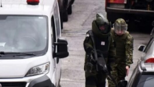 Νίκαια: Εντοπίστηκε οπλισμός σε δώμα πολυκατοικίας - Πυροτεχνουργοί στο σημείο