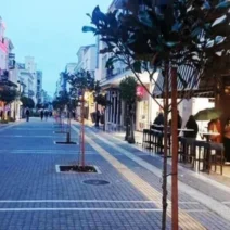 Πάτρα: Οχτακόσια μέτρα στον πεζόδρομο της Μαιζώνος χωρίς ένα παγκάκι ΦΩΤΟ 1 Πέζο δρόμος Μαϊζώνος στην Πάτρα, 800 μέτρα, φωτογραφία