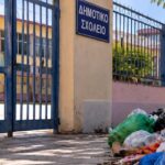 Προσφυγικά: «Βουνά» απορριμμάτων και νεκρό ζώο έξω από Δημοτικό σχολείο ΦΩΤΟ