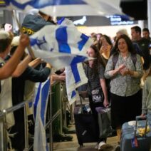 Ισραήλ: Επιβάτες εισέβαλαν στο πιλοτήριο και απέτρεψαν τραγωδία σε πτήση ΒΙΝΤΕΟ-ΦΩΤΟ 3 Τρεις Ισραηλινοί πιλότοι στο αεροπλάνο, αποτρέποντας τραγωδία