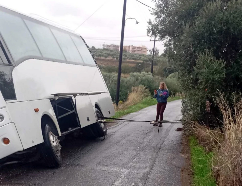 Ηράκλειο: Τρόμος για μαθητές δημοτικού σε σχολικό λεωφορείο - Υποχώρησε ο δρόμος ΦΩΤΟ