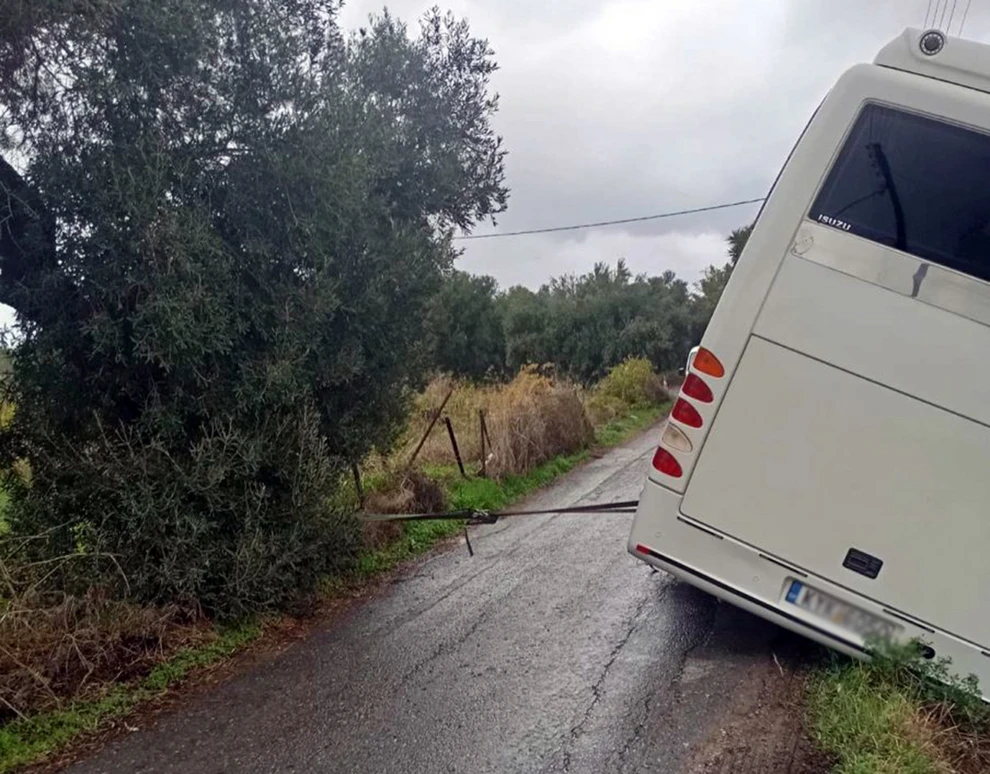 Ηράκλειο: Τρόμος για μαθητές δημοτικού σε σχολικό λεωφορείο - Υποχώρησε ο δρόμος ΦΩΤΟ