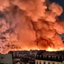 Παρίσι: Στις φλόγες η ιστορική αγορά «Enfants Rouges» στο Παρίσι 1 Φωτογραφία της ιστορικής αγορής Enfants Rouges στο Παρίσι, που καίει