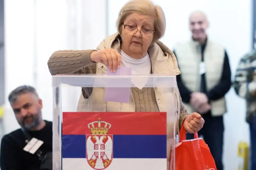 Κάλπες εκλογών στη Σερβία για τις κρίσιμες βουλευτικές εκλογές