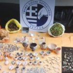 Σέρρες: Εκρυβε αρχαία αντικείμενα και ναρκωτικά στο μαντρί