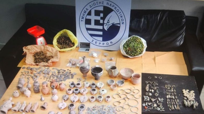 Σέρρες: Εκρυβε αρχαία αντικείμενα και ναρκωτικά στο μαντρί 4 Ανασκαφή στην Σέρρες αποκαλύπτει αρχαίο τάφο