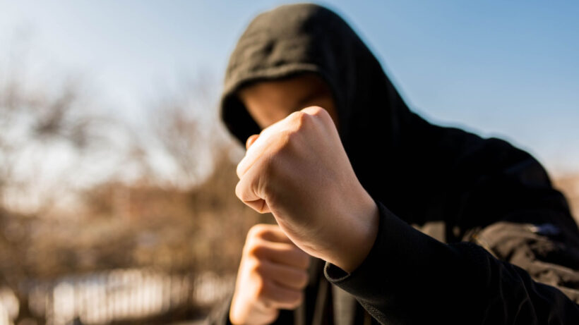 Πύργος με κατεστραμμένο κτίριο και αστυνομικά οχήματα
