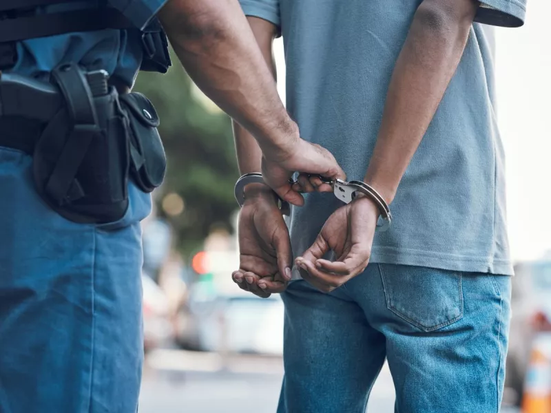 Σύλληψη άνδρα για διακίνηση ναρκωτικών σε Πάτρα, με κατάσχεση χρημ…