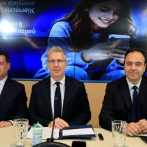 Social Media: Τί προβλέπει το νέο νομοσχέδια για την πρόσβαση των ανηλίκων 1 Πορτραίτο του Αδώνι Σκερτσού, με φόντο το Μέκατα