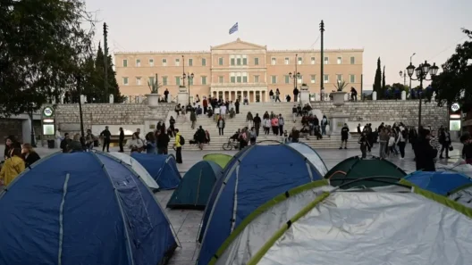 Αθήνα: Στους δρόμους φοιτητές, εκπαιδευτικοί, εργαζόμενο με 3.000 αστυνομικούς σε επιφυλακή 13 Δρόμοι στην Αθήνα με φοιτητές, εκπαιδευτικούς, εργαζόμενους και 3.00…