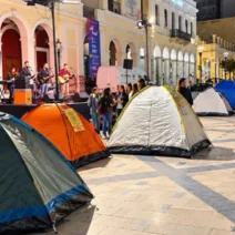 Πάτρα: Σκηνές στην Πλατεία Γεωργίου για τη φοιτητική στέγαση