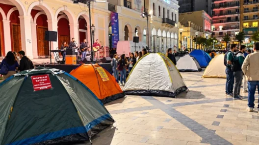 Πάτρα: Σκηνές στην Πλατεία Γεωργίου για τη φοιτητική στέγαση