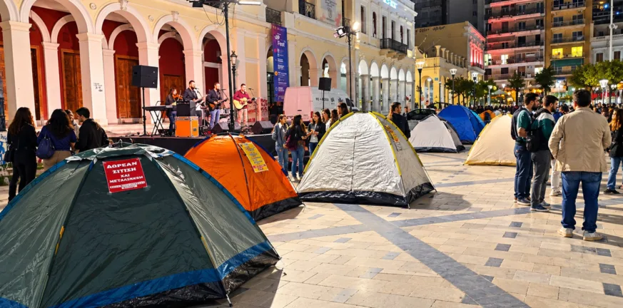 Πάτρα: Σκηνές στην Πλατεία Γεωργίου για τη φοιτητική στέγαση