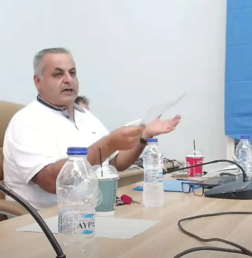 Αίγιο: «Πεδίο μάχης» το Πάρκο Χριστουγέννων - Σκληρή αντιπαράθεση Μητρόπολης, Φιλοζωικού, Δήμου 5 Αίγιο: «Πεδίο μάχης» το Πάρκο Χριστουγέννων - Σκληρή αντιπαράθεση Μητρόπολης, Φιλοζωικού, Δήμου