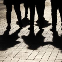 Σιλουέτες ανθρώπων στο πεζοδρόμιο, απεικονίζουν πλήθος και κοινων…
