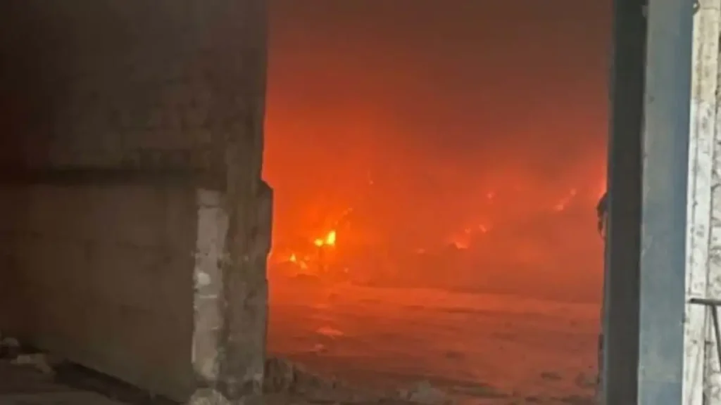 Τρίκαλα: Μεγάλη φωτιά σε εργοστάσιο βαμβακιού ΦΩΤΟ