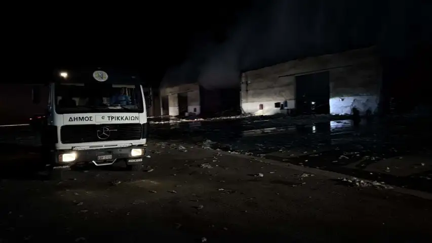Τρίκαλα: Μεγάλη φωτιά σε εργοστάσιο βαμβακιού ΦΩΤΟ
