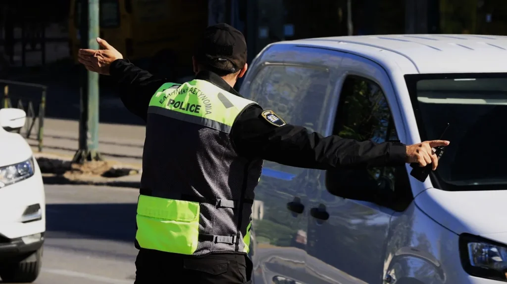 Σπάτα: Τροχονόμο χτύπησε αυτοκίνητο ενώ ρύθμιζε την κυκλοφορία