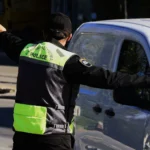 Σπάτα: Τροχονόμο χτύπησε αυτοκίνητο ενώ ρύθμιζε την κυκλοφορία