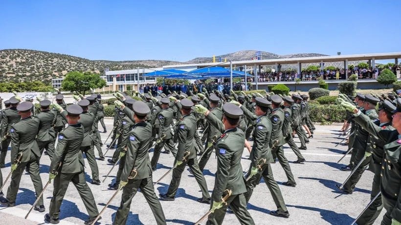 Αλλαγές στις Ένοπλες Δυνάμεις: Εξετάζονται συγχωνεύσεις και αυξήσεις για τους ένστολους 4 Γραφικό με χρωματικούς ενστωλούς που απεικονίζει τις αλλαγές στην…