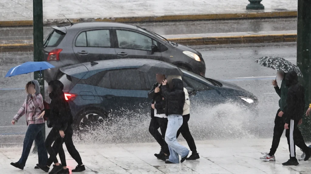 Κακοκαιρία: Red Code σε Κυκλάδες και άλλες περιοχές – Πού αναμένονται ισχυρές καταιγίδες