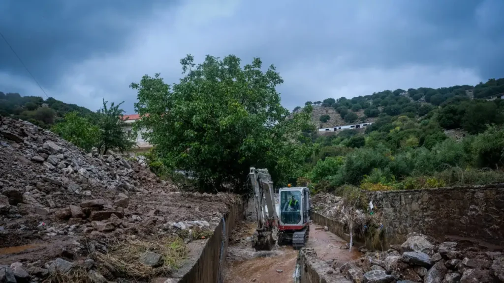 Κακοκαιρία: Χείμαρροι σάρωσαν δρόμους, πλημμύρισαν περιουσίες και απεγκλωβίστηκαν 20 άτομα ΒΙΝΤΕΟ-ΦΩΤΟ 8 Κακοκαιρία: Χείμαρροι σάρωσαν δρόμους, πλημμύρισαν περιουσίες και απεγκλωβίστηκαν 20 άτομα ΒΙΝΤΕΟ-ΦΩΤΟ