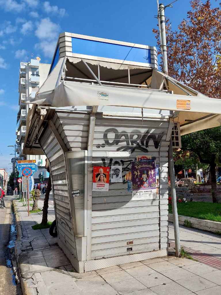 Πάτρα: Ο Δήμος αποξήλωσε εγκαταλελειμμένα περίπτερα ΦΩΤΟ