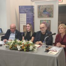 Πάτρα: Παρουσιάστηκε η ποιητική συλλογή «Δεμένα Πλοία» της Ελένης Βάκρου ΦΩΤΟ 1 Πάτρα: Παρουσιάστηκε η ποιητική συλλογή «Δεμένα Πλοία» της Ελένης Βάκρου ΦΩΤΟ