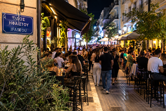 Πάτρα: Απειλές, ηχορύπανση και προσφυγή στη δικαιοσύνη για παράνομα τραπεζάκια – Στο «κόκκινο» η κατάσταση στον πεζόδρομο της Ηφαίστου ΦΩΤΟ 5 Πάτρα: Απειλές, ηχορύπανση και προσφυγή στη δικαιοσύνη για παράνομα τραπεζάκια – Στο «κόκκινο» η κατάσταση στον πεζόδρομο της Ηφαίστου ΦΩΤΟ