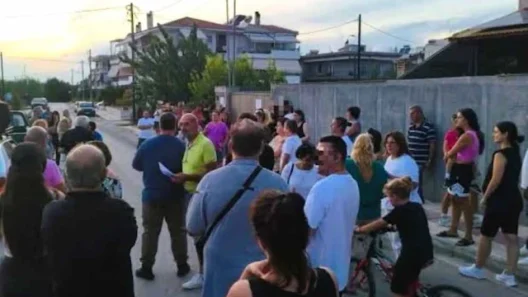 Νεάπολη: Κλιμακώνονται οι αντιδράσεις για την κεραία κινητής τηλεφωνίας σε Εισαγγελία και Βουλή 17 Νεάπολη: Κλιμακώνονται οι αντιδράσεις για την κεραία κινητής τηλεφωνίας σε Εισαγγελία και Βουλή
